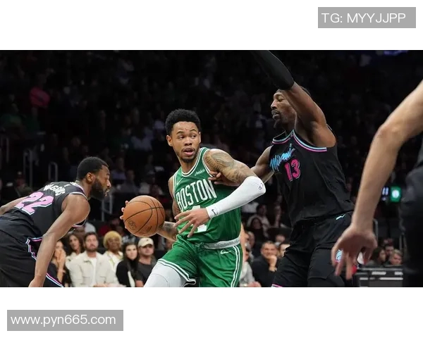 热火与凯尔特人球迷激情对决球场内外的热烈氛围与情感碰撞 热火与凯尔特人球迷激情对决球场内外的热烈氛围与情感碰撞